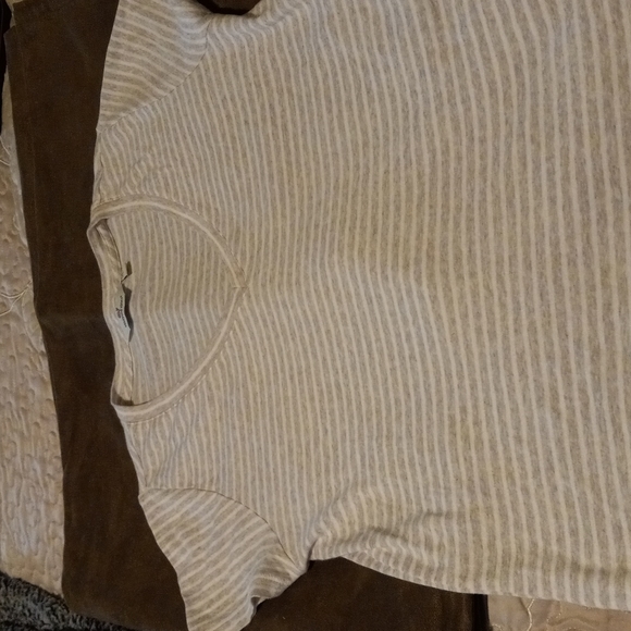 Vineyard Vines V Neck striped T-Shirt - Picture 2 of 5